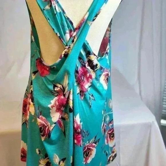NWT! Be Stage Green with Floral Design Summer Top with Open Cross Back (2X) - Picture 6 of 11